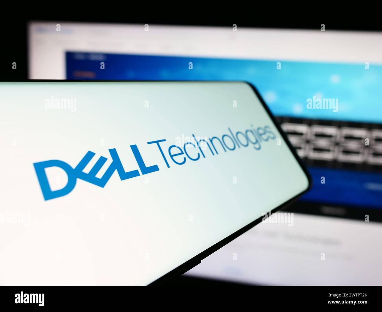 Mobiltelefon mit Logo des amerikanischen Technologieunternehmens Dell Technologies Inc. Vor der Business-Website. Fokussieren Sie sich auf die linke Mitte des Telefondisplays. Stockfoto
