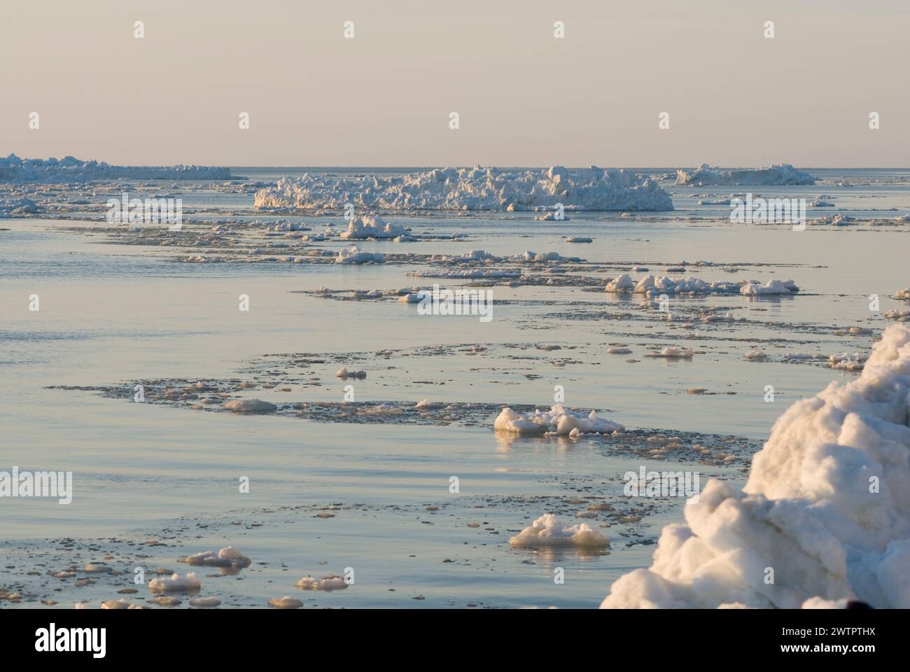 Meereslandschaft des offenen Blei-Roheises über dem Chukchi-Meer im Frühling, vor der Küste des arktischen Dorfes Utqiagvik, arktisches Alaska Stockfoto