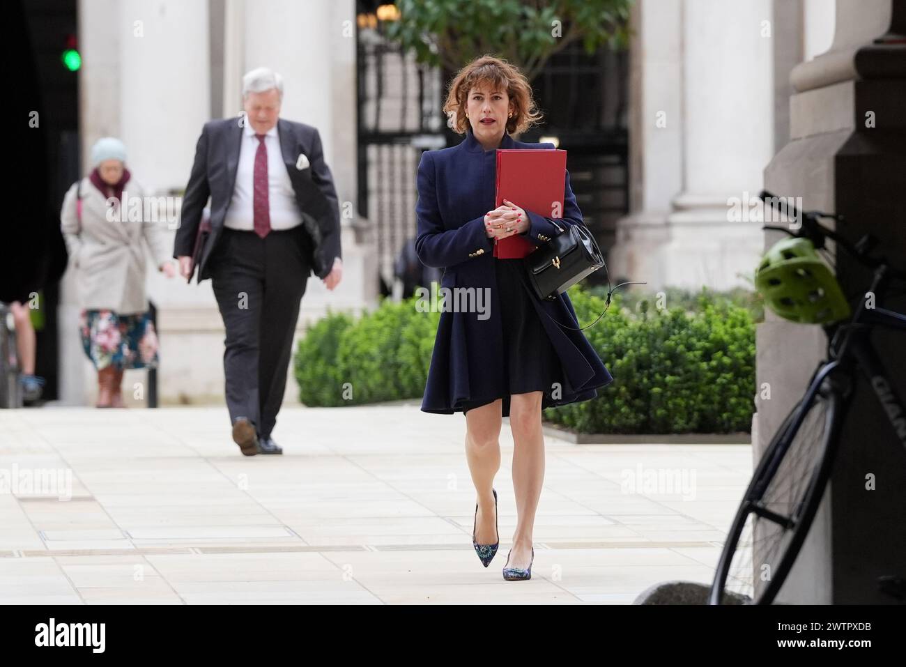 Gesundheitsministerin Victoria Atkins kommt zu einer Kabinettssitzung in der Downing Street, London. Bilddatum: Dienstag, 19. März 2024. Stockfoto