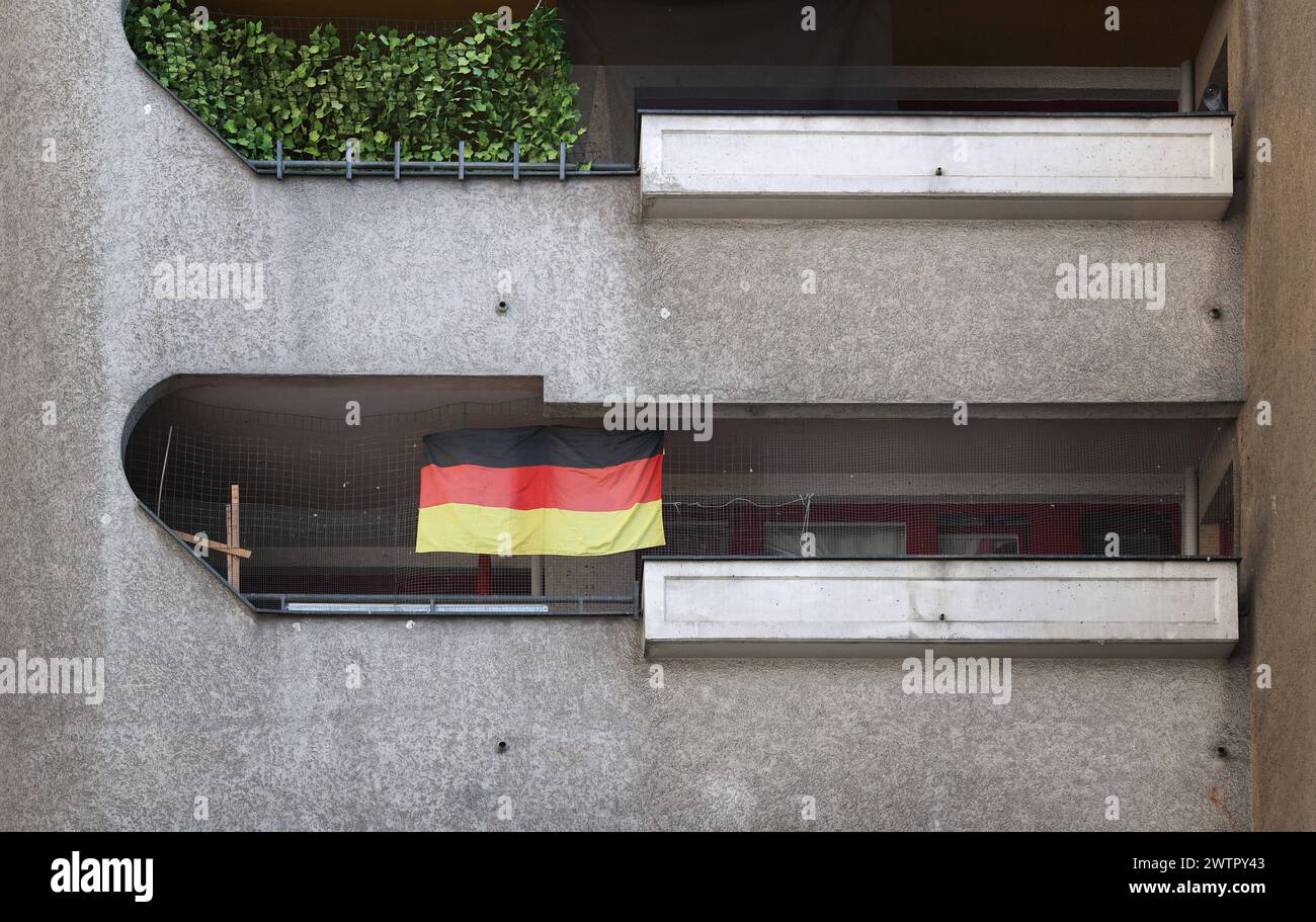 08.03.2024, Berlin - Deutschland. Deutsche Fahne an einem Balkon in sozial schwacher Gegend. *** 08 03 2024, Berlin Deutschland deutsche Flagge auf einem Balkon in einem sozial benachteiligten Gebiet Stockfoto