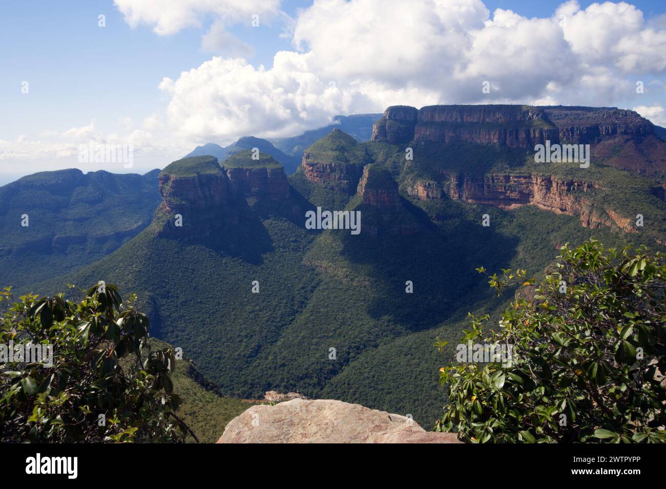 Three Rondavels und Blyde River Canyon, ein atemberaubender Aussichtspunkt entlang der malerischen Panorama Route auf der Great Escarpment in Mpumalanga Südafrika Stockfoto