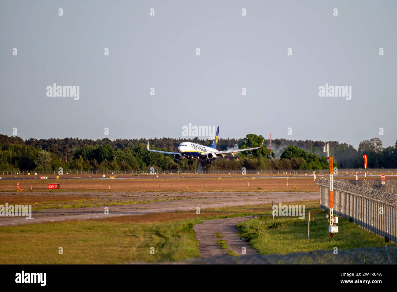 Riga, Lettland, 27. Mai 2023: Ryanair Boeing 737-8AS (EI-EKO) Ankunft am Flughafen Riga/RIX Stockfoto