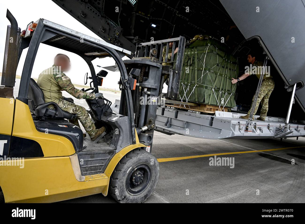 Amman, Jordanien. März 2024. AUFMERKSAMKEIT REDAKTEURE - NACHREIHUNG MIT UNSCHÄRFE - Militärangehörige laden während einer Mission des belgischen Premierministers am Samstag, den 16. März 2024 in Amman, Jordanien, ein Frachtflugzeug auf einer jordanischen Luftwaffenbasis, von der aus die belgische Luftwaffe ihre Luftabwürfe über Gaza durchführt. Der Premierminister ist zu einem dreitägigen Besuch in Jordanien, Katar und Ägypten. BELGA FOTO DIRK WAEM Credit: Belga News Agency/Alamy Live News Stockfoto