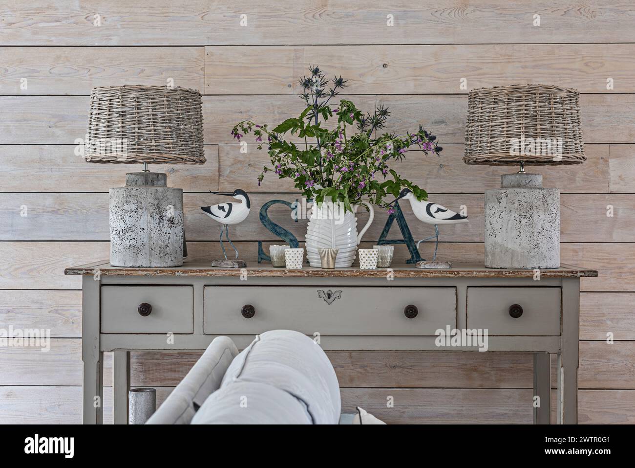 Ein Paar Korbschirme mit Sandpipern und Schnittblumen in einem britischen Haus in Blakeney, Norfolk, Großbritannien Stockfoto