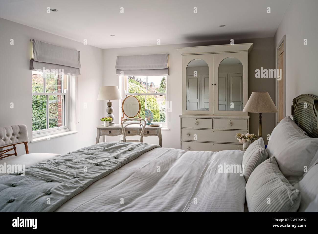Spiegelgarderobe im luftigen Schlafzimmer des britischen Hauses in Blakeney, Norfolk, Großbritannien Stockfoto