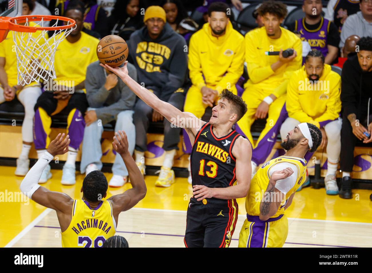 Los Angeles, Usa. März 2024. Atlanta Hawks’ Bogdan Bogdanovic (C) geht bei einem NBA-Basketballspiel in der Crypto.com Arena an Anthony Davis der Los Angeles Lakers vorbei. Ergebnis: Lakers 136:105 Hawks Credit: SOPA Images Limited/Alamy Live News Stockfoto