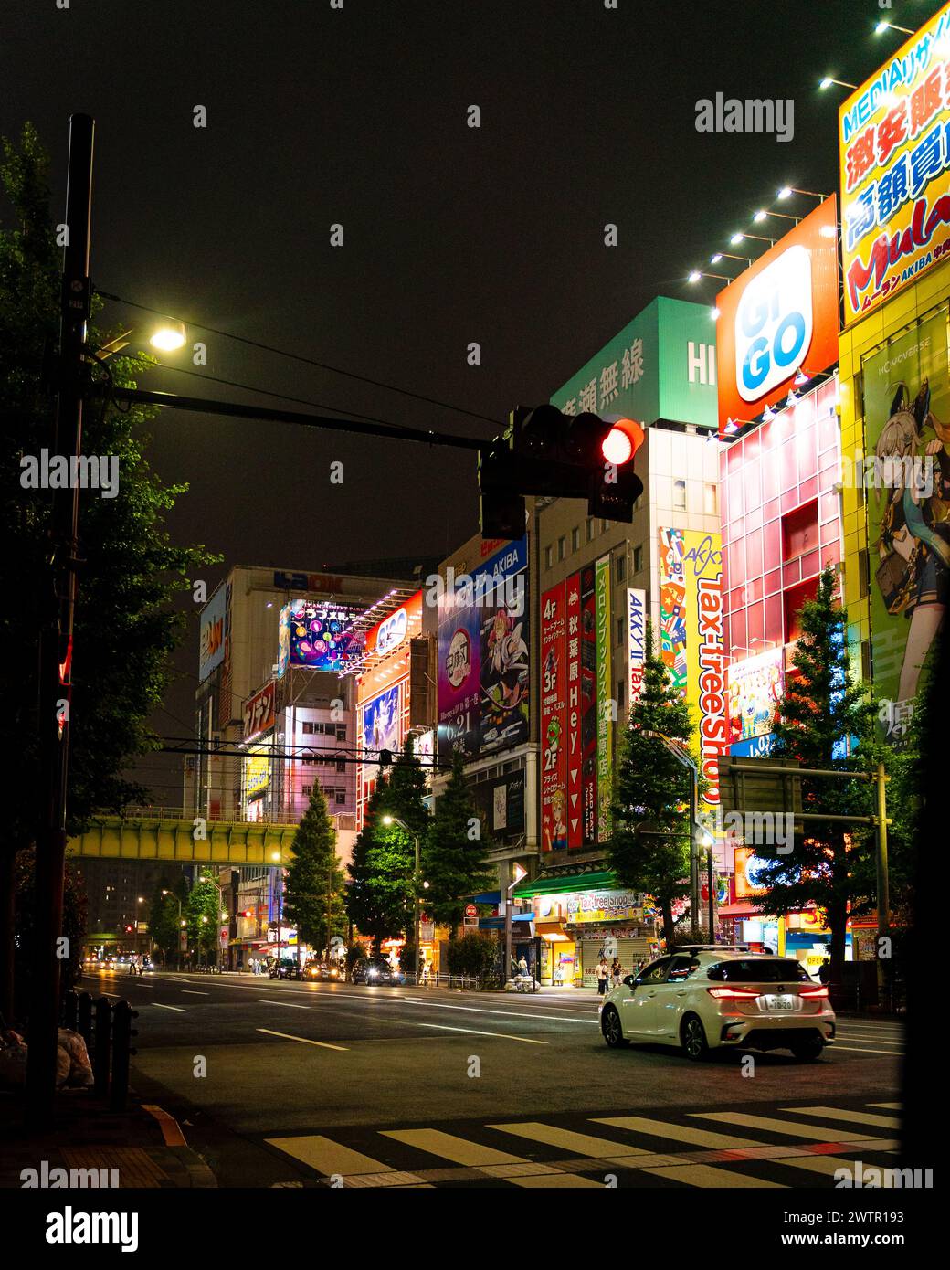 Neonlichter im Akihabara-Viertel, Tokio - aufgenommen im Juni 2023 Stockfoto