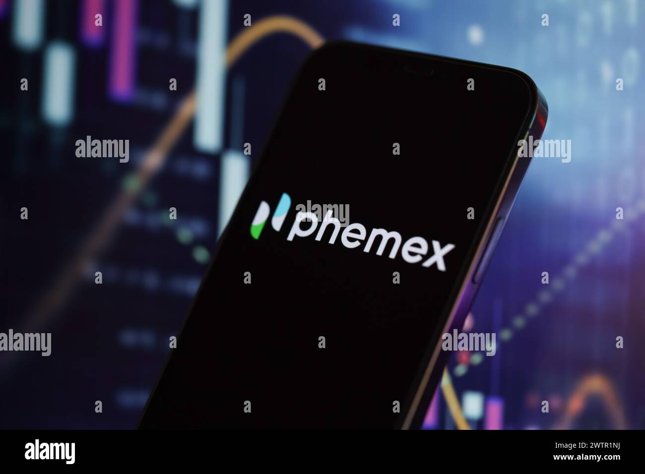 KIEW, UKRAINE - 15. MÄRZ 2024 Phemex-Logo auf dem iPhone-Display und Kryptowährungswertdiagrammen. Portal für den Austausch von Kryptowährungen Stockfoto