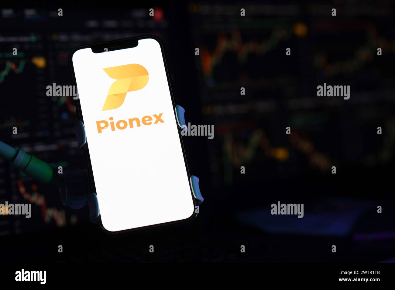 KIEW, UKRAINE - 15. MÄRZ 2024 Pionex-Logo auf dem iPhone-Display und Kryptowährungswertdiagrammen. Portal für den Austausch von Kryptowährungen Stockfoto