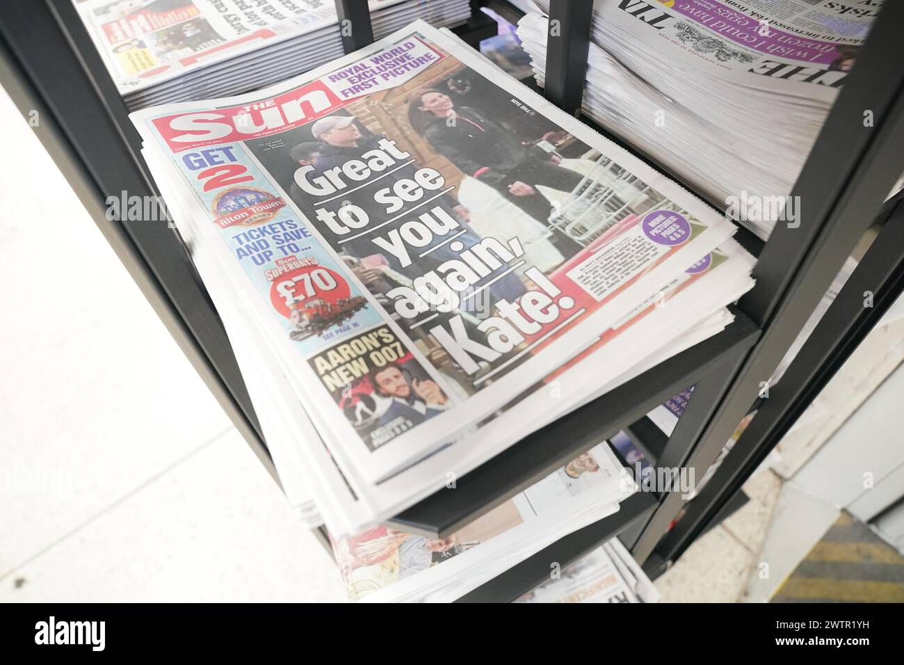 Die Sun-Zeitung auf einem Stand im Zentrum Londons, die die Prinzessin von Wales mit dem Prinzen von Wales während eines Besuchs in einem Bauernladen in Windsor zeigt. Bilddatum: Dienstag, 19. März 2024. Stockfoto