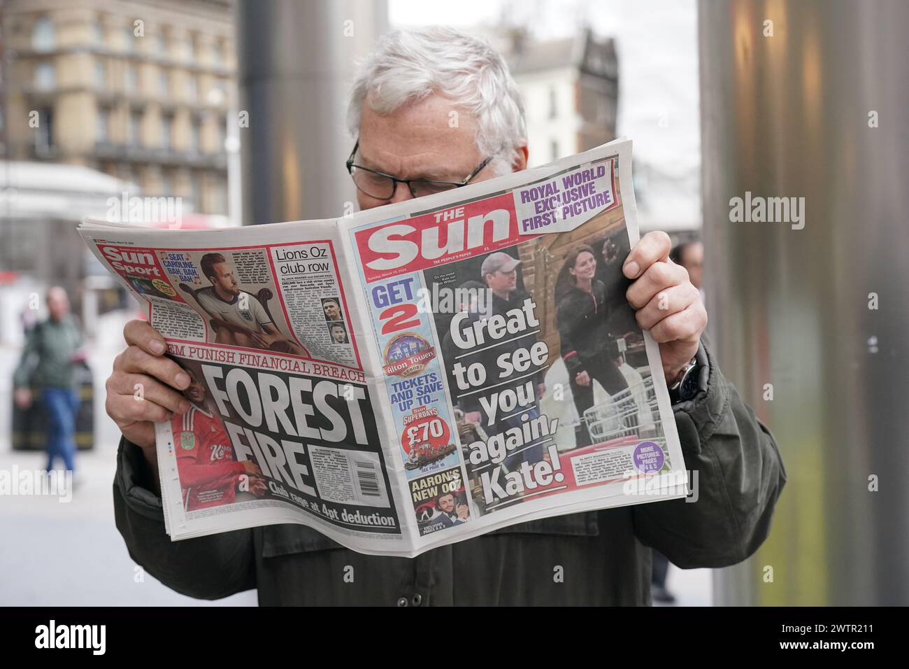 Ein Mann liest eine Ausgabe der Sun-Zeitung im Zentrum von London, die die Prinzessin von Wales mit dem Prinzen von Wales während eines Besuchs in einem Bauernladen in Windsor zeigt. Bilddatum: Dienstag, 19. März 2024. Stockfoto