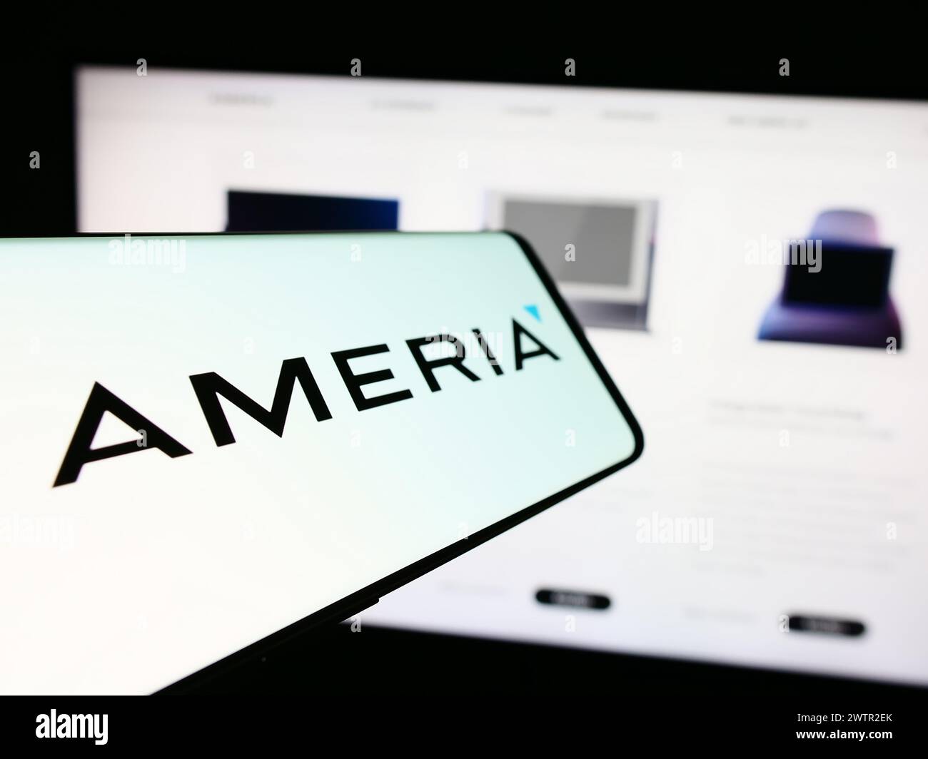 Mobiltelefon mit Logo des deutschen Customer Experience Unternehmens Ameria AG vor der Business-Website. Fokussieren Sie sich auf die linke Mitte des Telefondisplays. Stockfoto