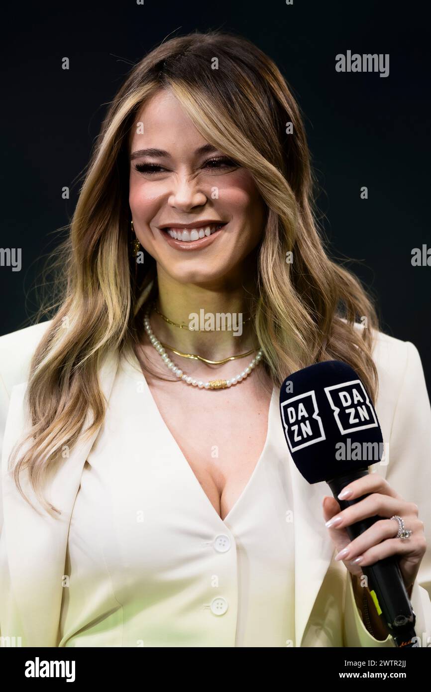 Mailand, Italien. 17. März 2024. Diletta Leotta lächelt vor dem Fußballspiel der Serie A zwischen dem FC Internazionale und dem SSC Napoli. Quelle: Nicolò Campo/Alamy Live News Stockfoto