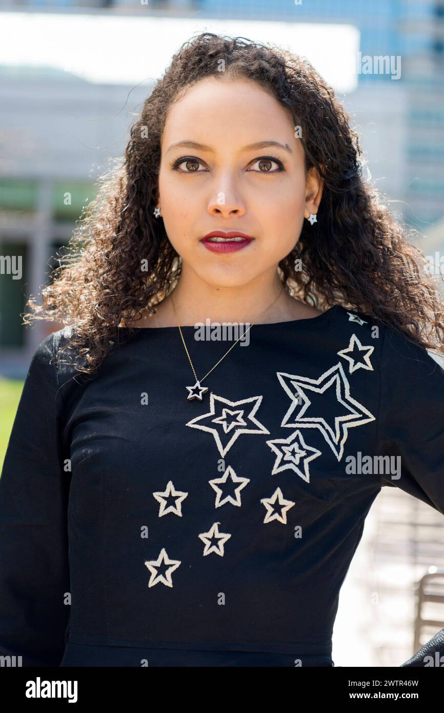 Frau in New Dress New York, USA. Attraktive, hispanische Frau, die ihr neues Kleid der Öffentlichkeit zeigt. MRYES New York City Manhattan New York Vereinigte Staaten von Amerika Copyright: XGuidoxKoppesx Stockfoto