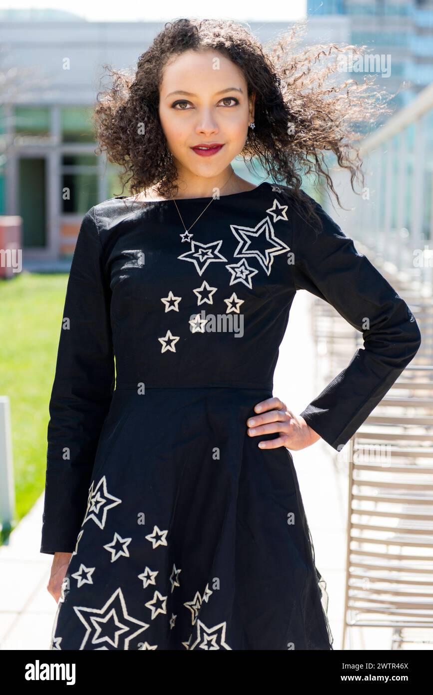 Frau in New Dress New York, USA. Attraktive, hispanische Frau, die ihr neues Kleid der Öffentlichkeit zeigt. MRYES New York City Manhattan New York Vereinigte Staaten von Amerika Copyright: XGuidoxKoppesx Stockfoto