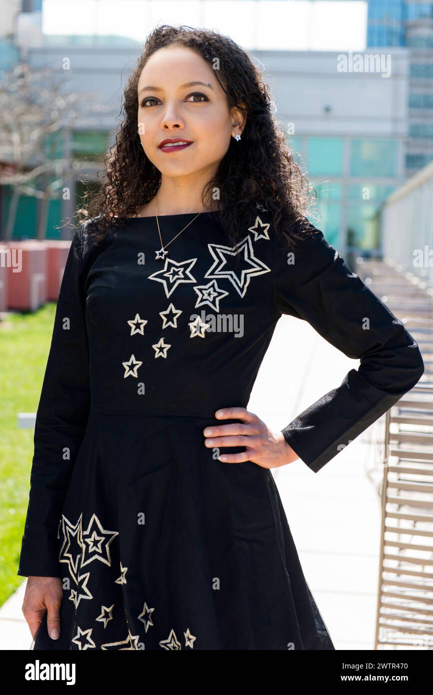 Frau in New Dress New York, USA. Attraktive, hispanische Frau, die ihr neues Kleid der Öffentlichkeit zeigt. MRYES New York City Manhattan New York Vereinigte Staaten von Amerika Copyright: XGuidoxKoppesx Stockfoto