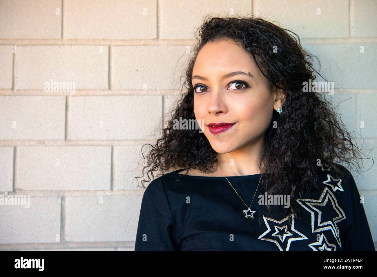 Frau in New Dress New York, USA. Attraktive, hispanische Frau, die ihr neues Kleid der Öffentlichkeit zeigt. MRYES New York City Manhattan New York Vereinigte Staaten von Amerika Copyright: XGuidoxKoppesx Stockfoto