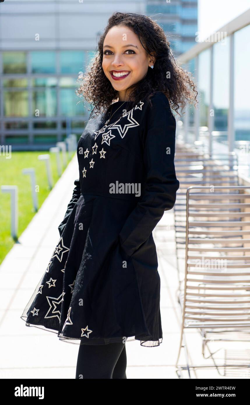 Frau in New Dress New York, USA. Attraktive, hispanische Frau, die ihr neues Kleid der Öffentlichkeit zeigt. MRYES New York City Manhattan New York Vereinigte Staaten von Amerika Copyright: XGuidoxKoppesx Stockfoto