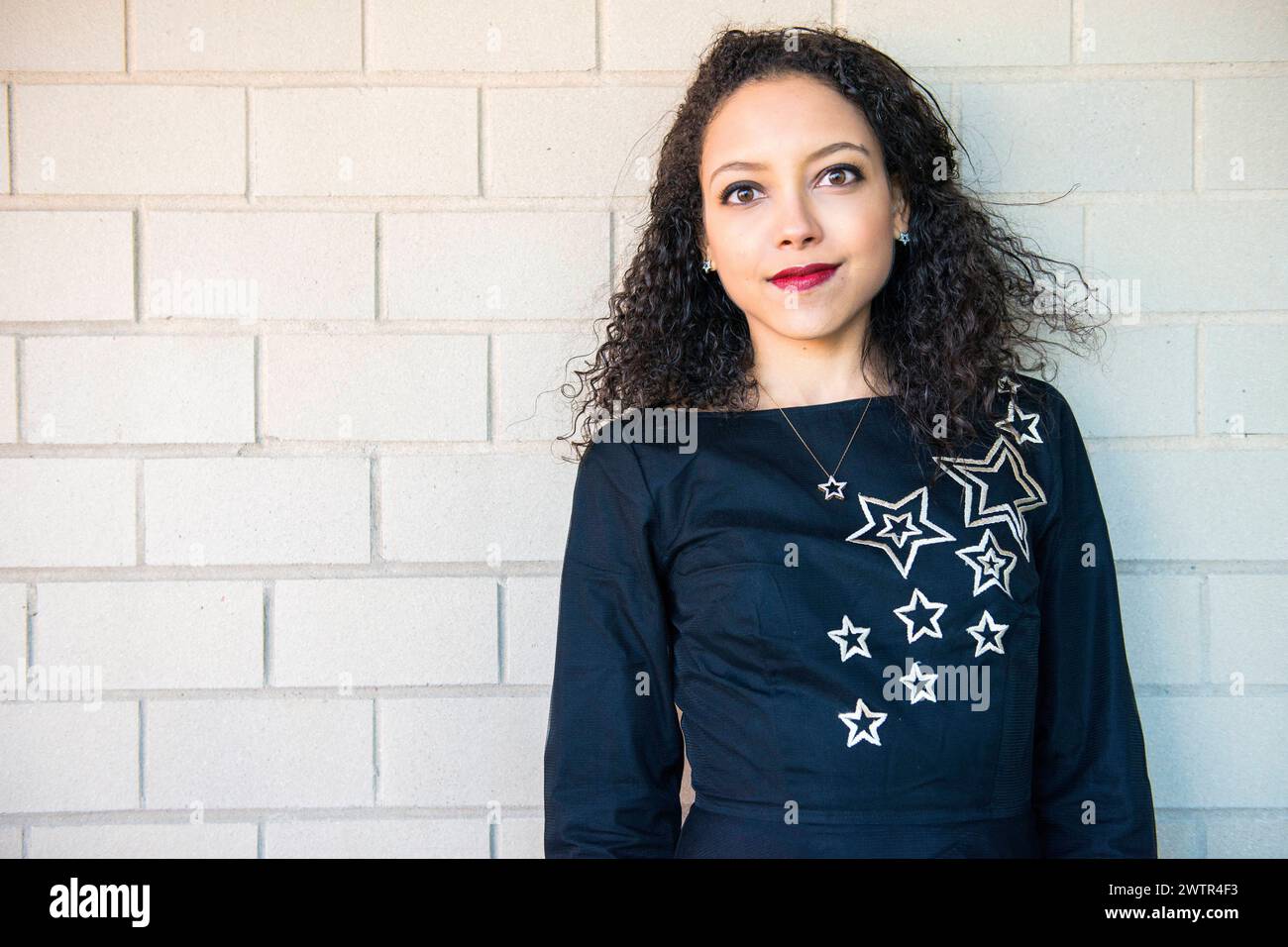 Frau in New Dress New York, USA. Attraktive, hispanische Frau, die ihr neues Kleid der Öffentlichkeit zeigt. MRYES New York City Manhattan New York Vereinigte Staaten von Amerika Copyright: XGuidoxKoppesx Stockfoto