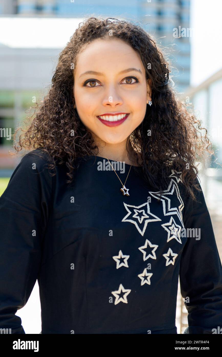 Frau in New Dress New York, USA. Attraktive, hispanische Frau, die ihr neues Kleid der Öffentlichkeit zeigt. MRYES New York City Manhattan New York Vereinigte Staaten von Amerika Copyright: XGuidoxKoppesx Stockfoto