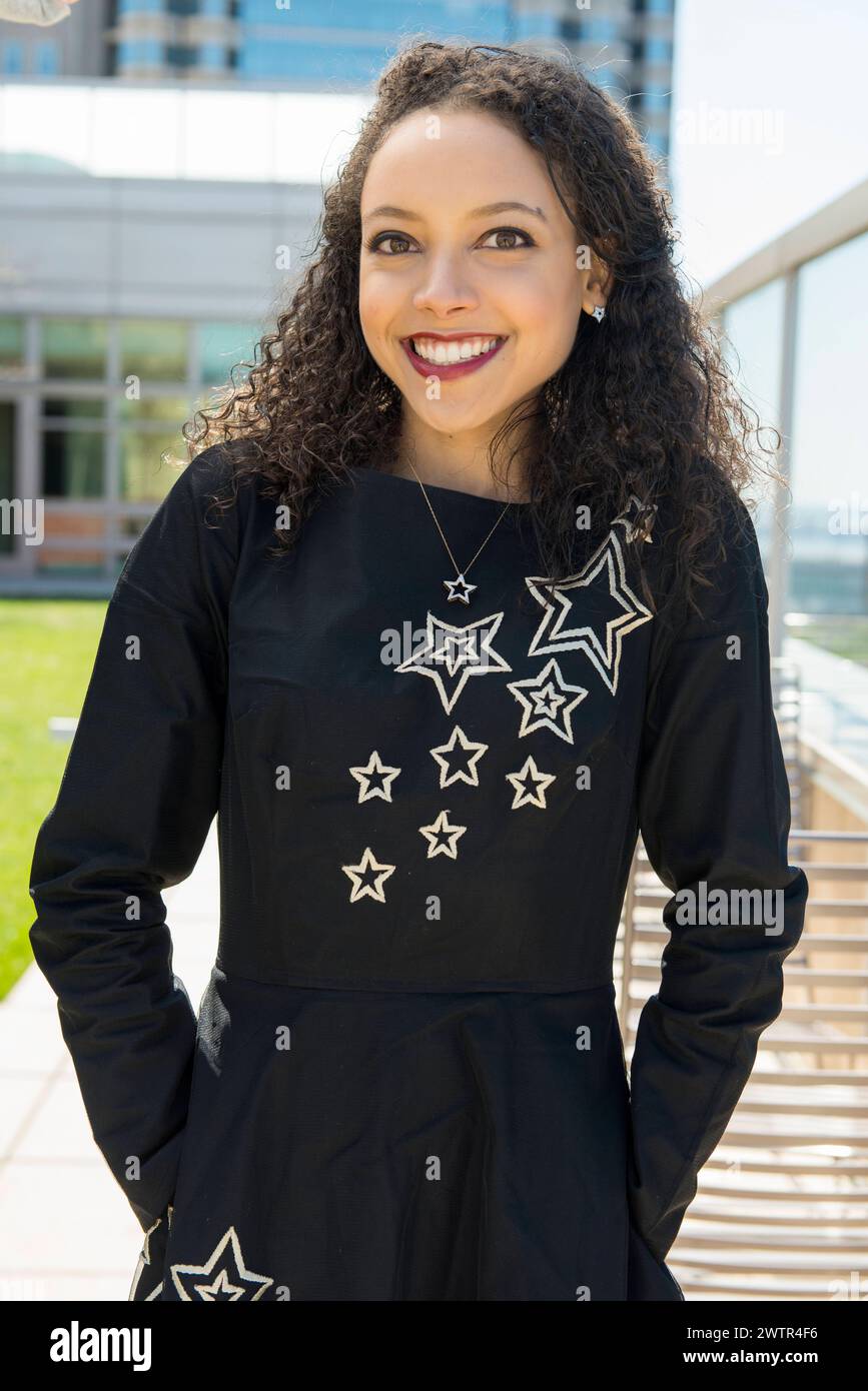 Frau in New Dress New York, USA. Attraktive, hispanische Frau, die ihr neues Kleid der Öffentlichkeit zeigt. MRYES New York City Manhattan New York Vereinigte Staaten von Amerika Copyright: XGuidoxKoppesx Stockfoto