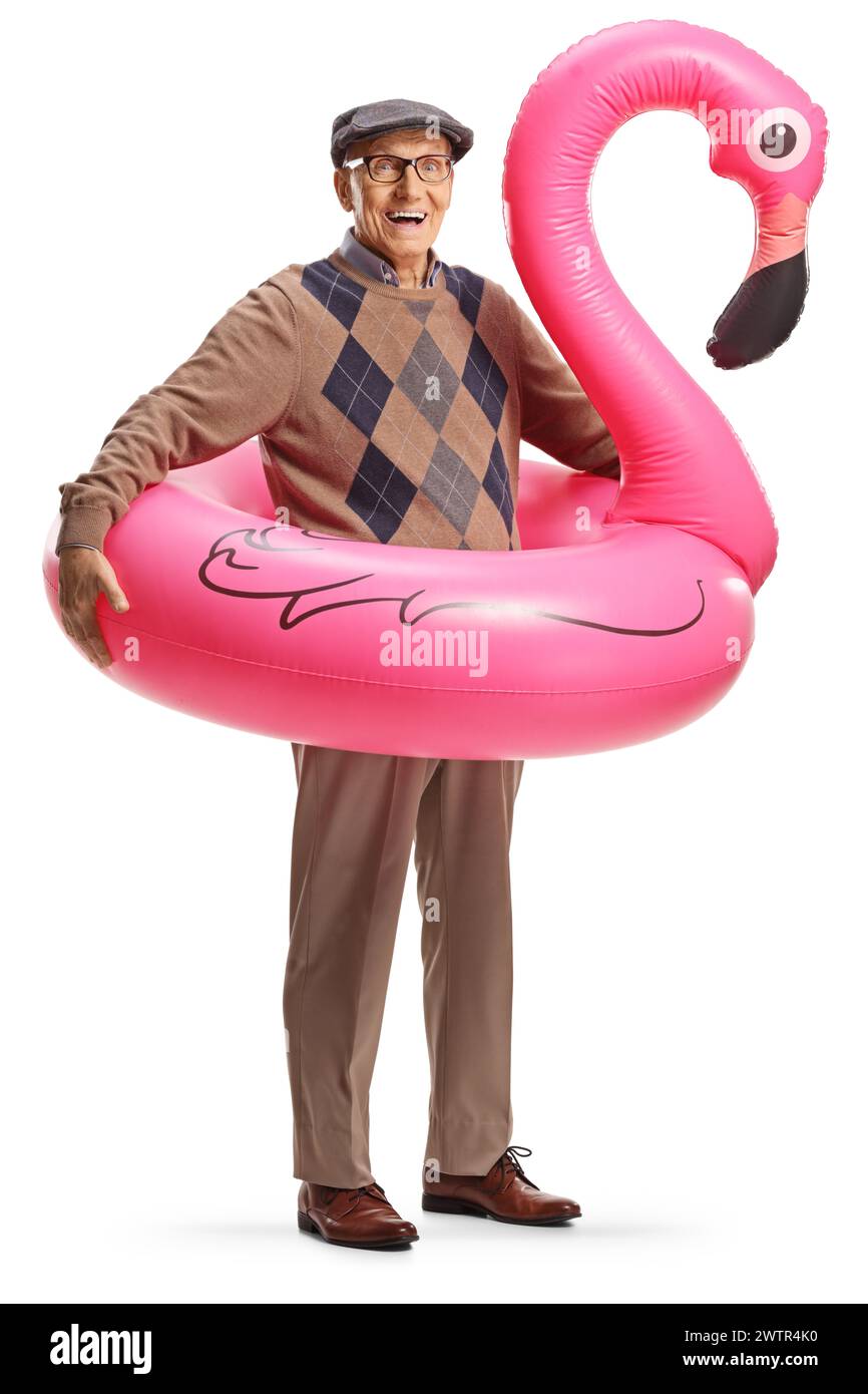Älterer Mann lächelnd und stehend mit einem großen aufblasbaren Flamingo Gummiring isoliert auf weißem Hintergrund Stockfoto