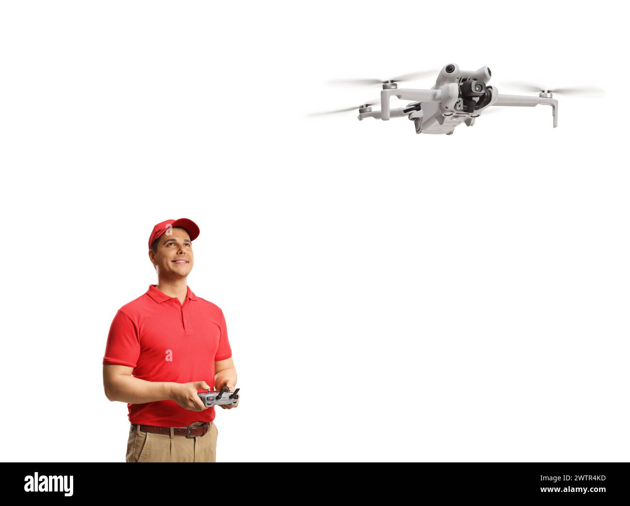 Bediener fliegt eine Drohne mit einer Fernbedienung, die auf weißem Hintergrund isoliert ist Stockfoto