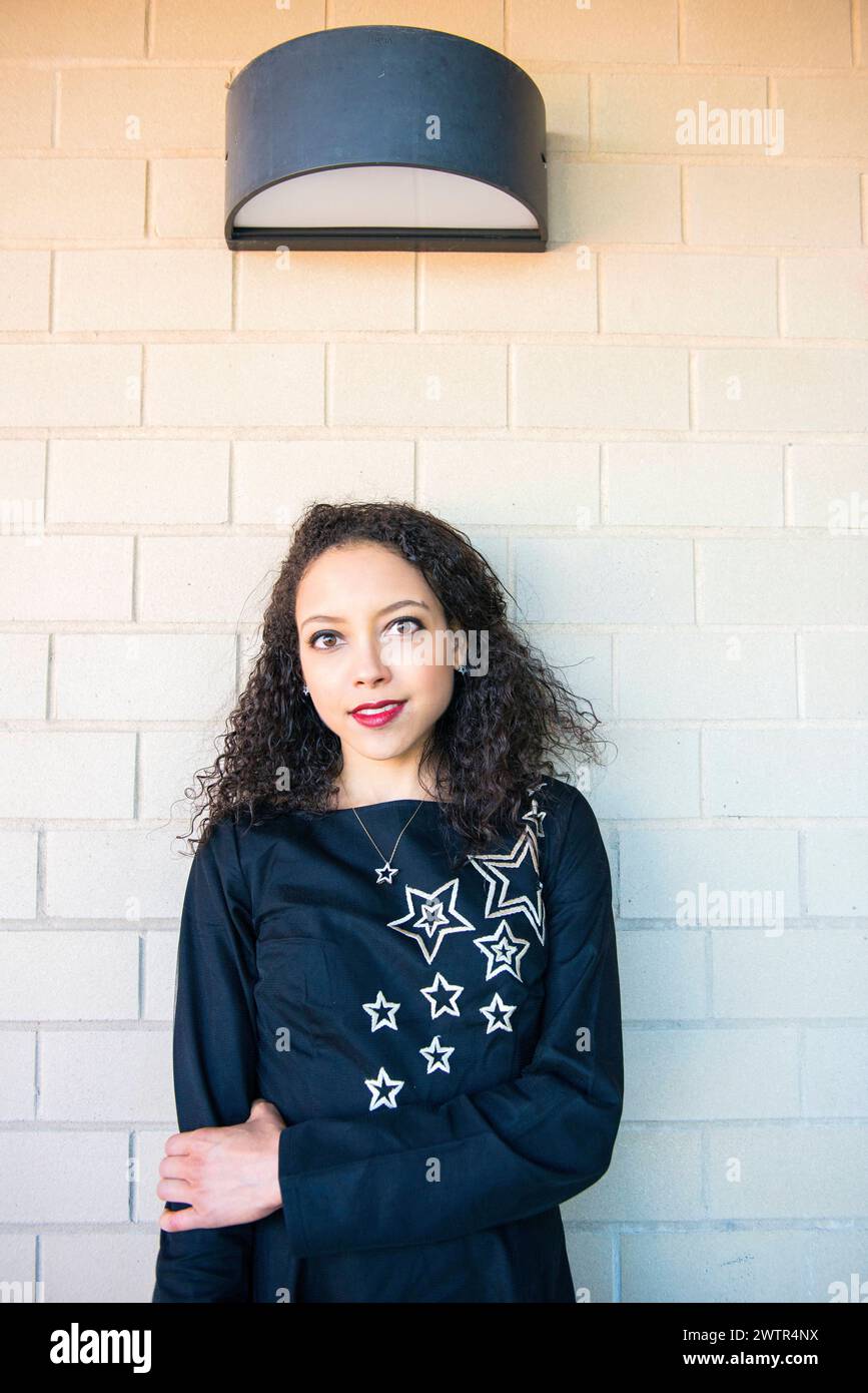 Frau in New Dress New York, USA. Attraktive, hispanische Frau, die ihr neues Kleid der Öffentlichkeit zeigt. MRYES New York City Manhattan New York Vereinigte Staaten von Amerika Copyright: XGuidoxKoppesx Stockfoto