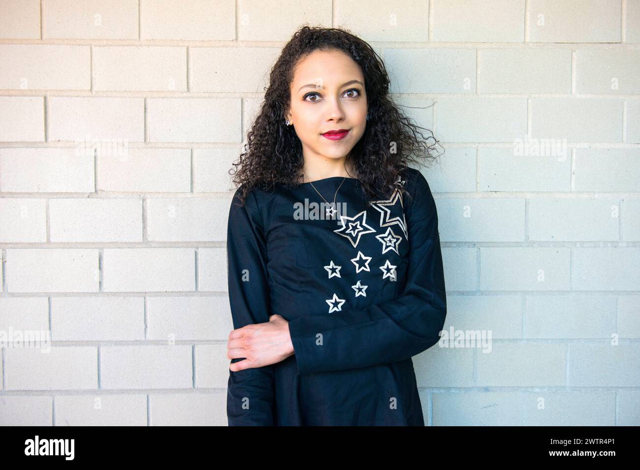 Frau in New Dress New York, USA. Attraktive, hispanische Frau, die ihr neues Kleid der Öffentlichkeit zeigt. MRYES New York City Manhattan New York Vereinigte Staaten von Amerika Copyright: XGuidoxKoppesx Stockfoto