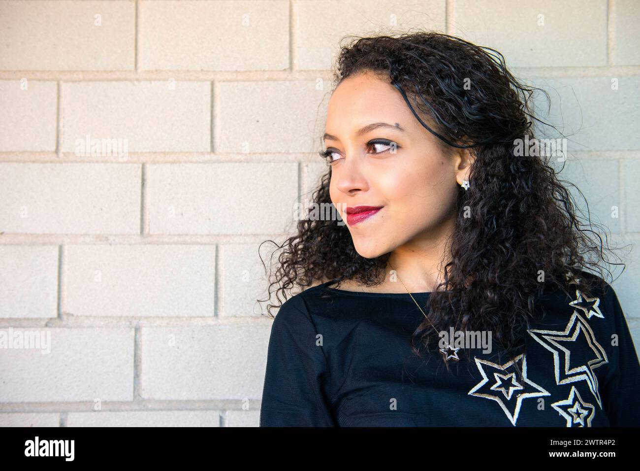 Frau in New Dress New York, USA. Attraktive, hispanische Frau, die ihr neues Kleid der Öffentlichkeit zeigt. MRYES New York City Manhattan New York Vereinigte Staaten von Amerika Copyright: XGuidoxKoppesx Stockfoto