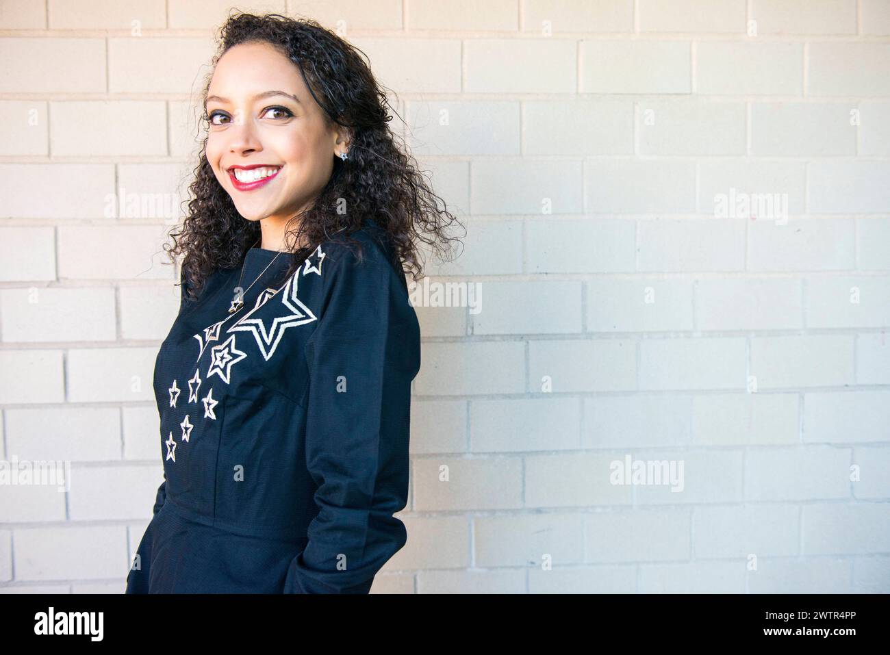 Frau in New Dress New York, USA. Attraktive, hispanische Frau, die ihr neues Kleid der Öffentlichkeit zeigt. MRYES New York City Manhattan New York Vereinigte Staaten von Amerika Copyright: XGuidoxKoppesx Stockfoto