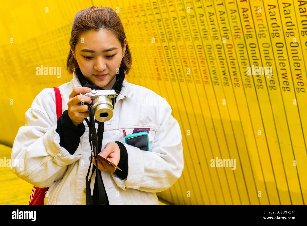 Porträt Der Südkoreanerin Rotterdam, Niederlande. Die junge asiatische Touristin, die über sie nachdenkt, machte gerade Fotos am Luchtsingel Boardwalk. MRYES Rotterdam Luchtsingel Zuid-Holland Nederland Copyright: XGuidoxKoppesx Stockfoto