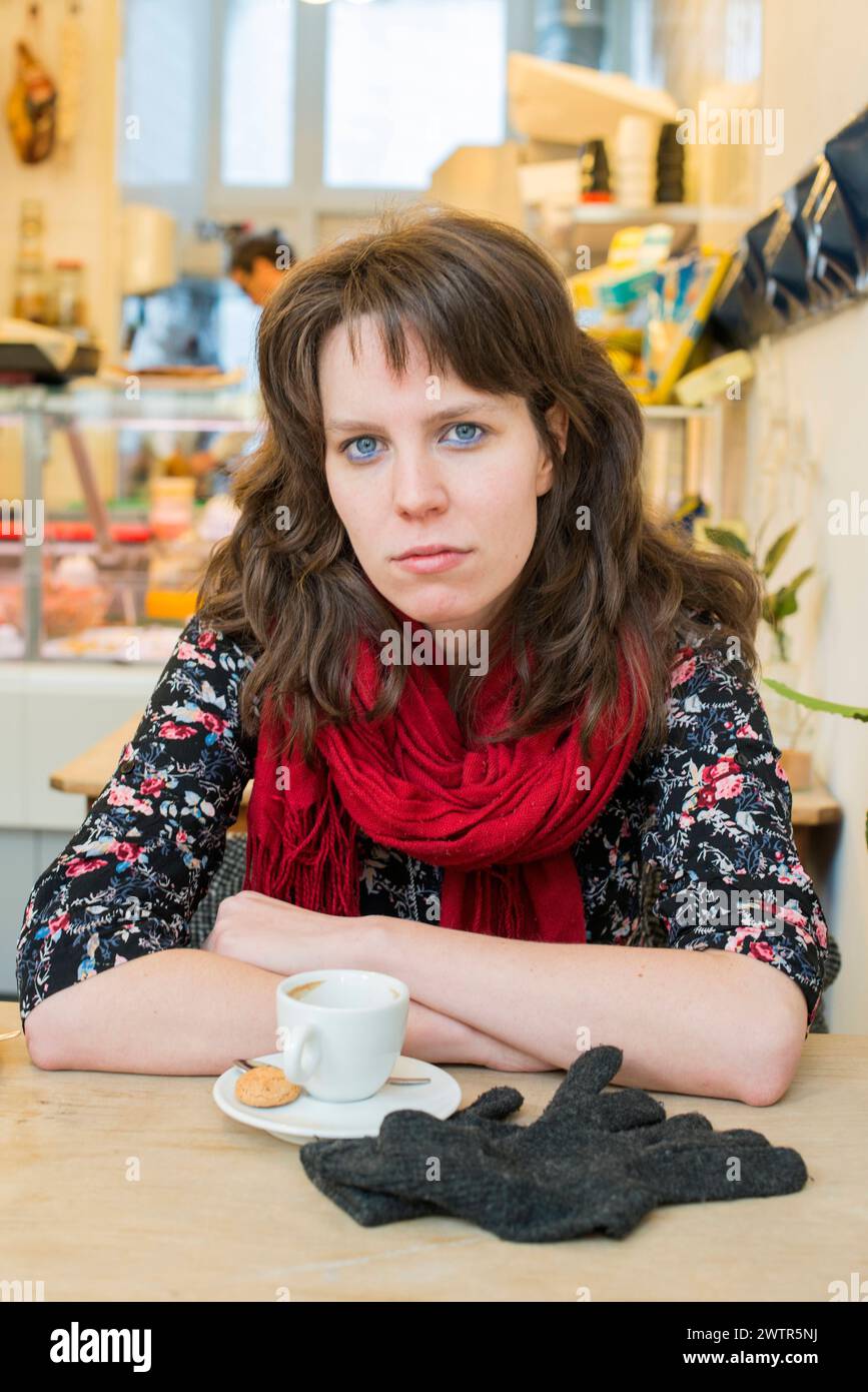 Porträt Frau im Lunch Room Tilburg, Niederlande. Junge, attraktive Frau, die sich auf Mittag- und Teevorbereitung in einem Speisesaal in der Stadt vorbereitet. MRYES Tilburg Kras 2, Willem II Straat Noord-Brabant Nederland Copyright: XGuidoxKoppesx Stockfoto