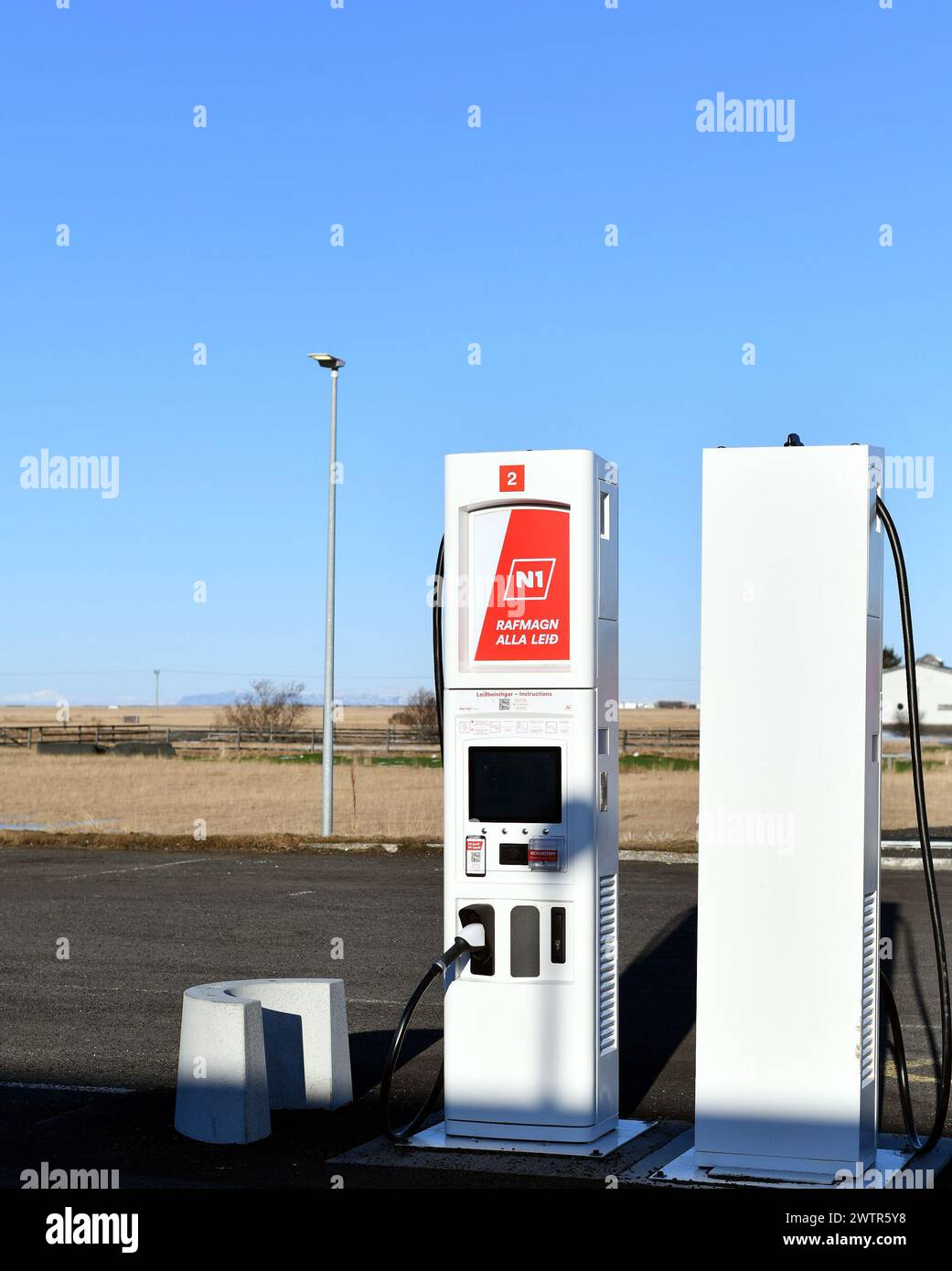 Ladestation für Elektroautos auf einem öffentlichen Parkplatz in Island. Stockfoto