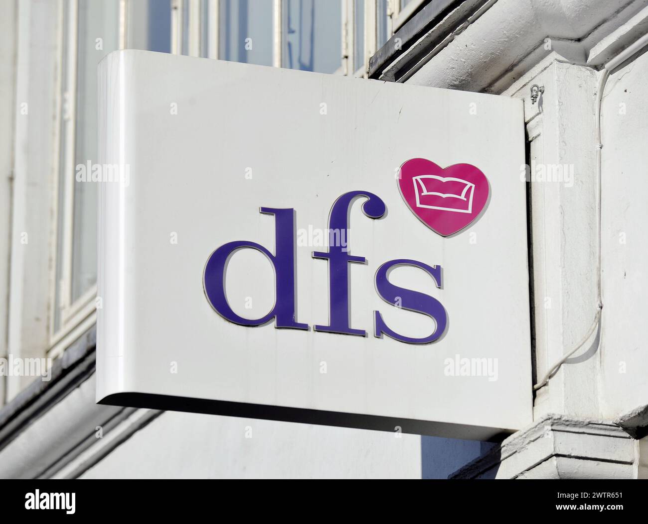 Undatiertes Dateifoto von Signage in einem DFS-Speicher. Der Möbelhändler DFS hat seine Umsatz- und Gewinnziele für das Jahr gesenkt, nachdem die Nachfrage in den letzten zwei Monaten „erheblich geschwächt“ hat. Der Sofaspezialist warnte auch davor, dass die Gewinne weiter gestürzt werden könnten, wenn die Lieferungen durch das Rote Meer weiterhin unterbrochen würden. Ausgabedatum: Freitag, 19. Januar 2024. Stockfoto