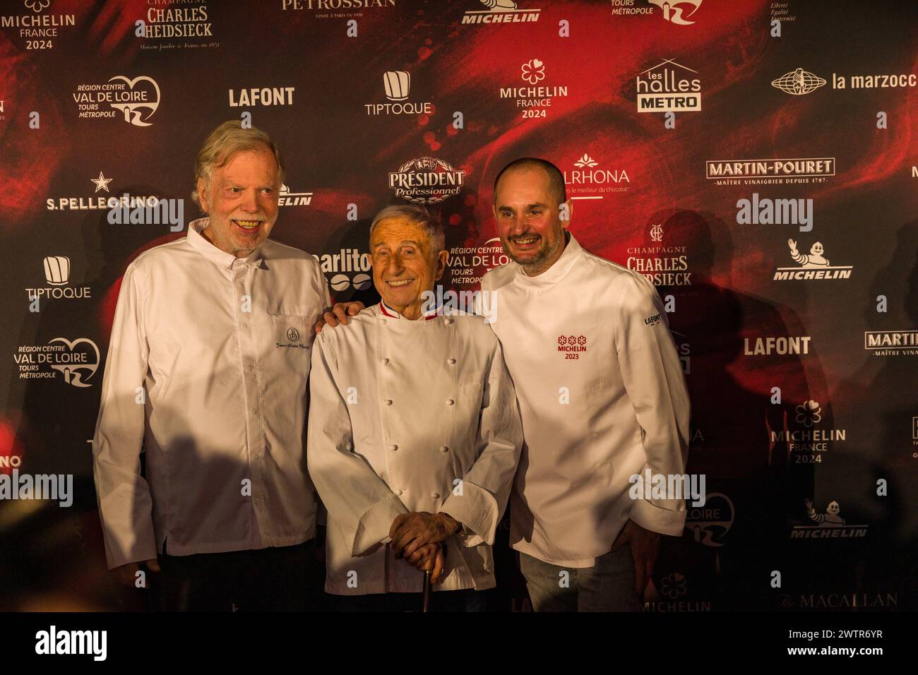 Tours, Frankreich. März 2024. Die französischen Köche Michel Guerard (3 etoiles) und Jean-Andre Charial während der Verleihung des Michelin Guide for France 2024 in Tours, Zentrum Frankreichs am 18. März 2024. Der Michelin-Führer vergab am 18. März 2024 62 Sterne an französische Restaurants, eine Klasse von 2024, die reich an ersten Auszeichnungen war, mit 52 ersten Sternen, acht zweiten Sternen und zwei dreisternförmigen Häusern. Foto: Pascal Avenet/ABACAPRESS.COM Credit: Abaca Press/Alamy Live News Stockfoto