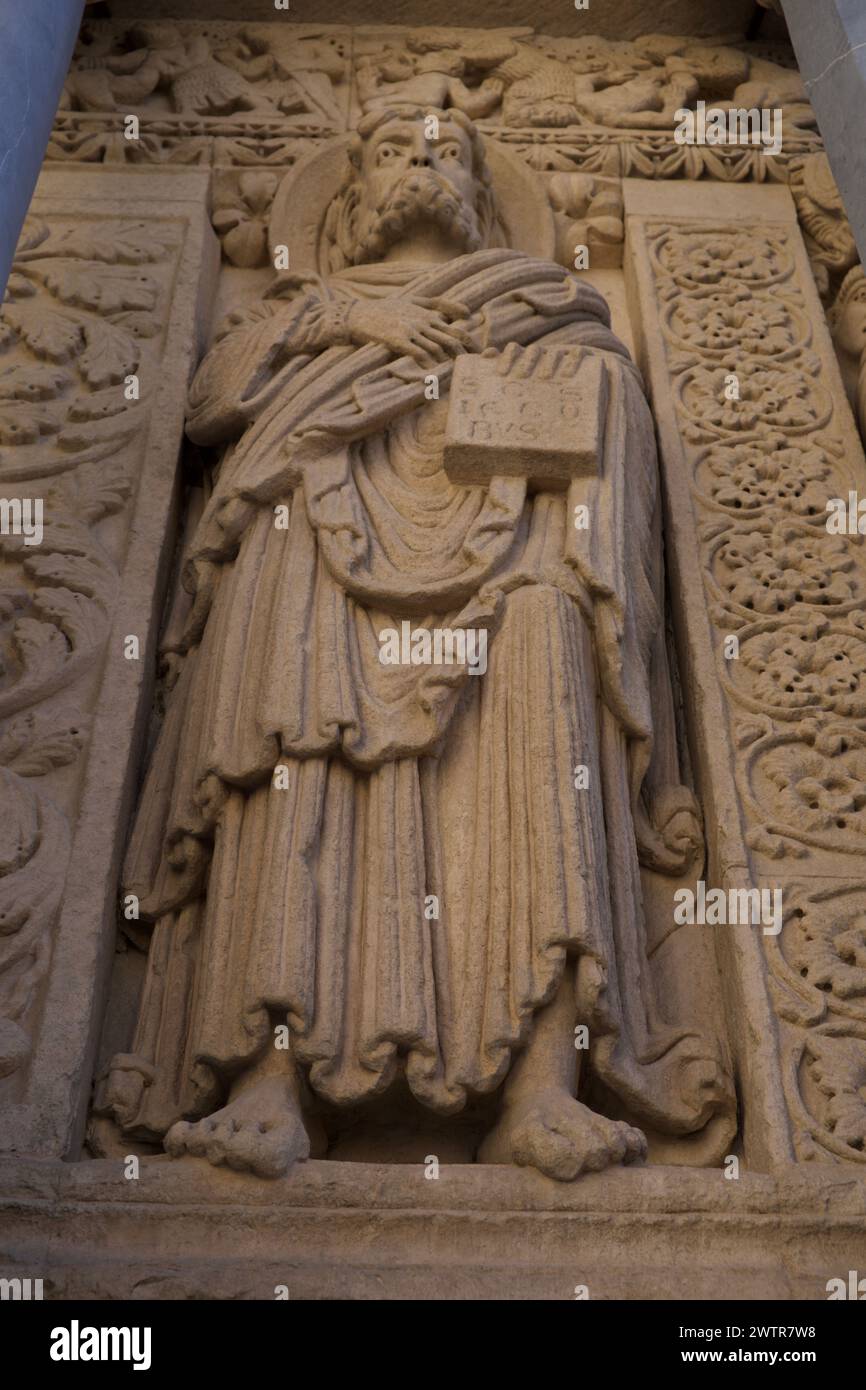 Romanische Skulptur auf dem Westportal der Kirche St. Trophime, - Cathédrale Saint-Trophime d'Arles - Arles Frankreich Stockfoto