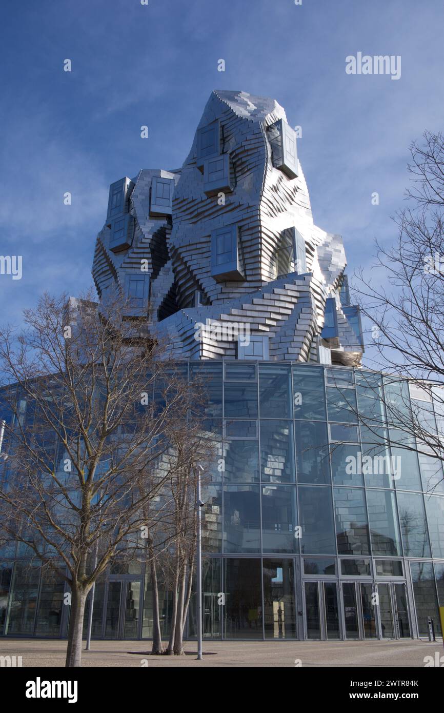 Die Galerie Luma des Architekten Frank Gehry spiegelt sich im Pool des Parc des Ateliers Arles France Stockfoto