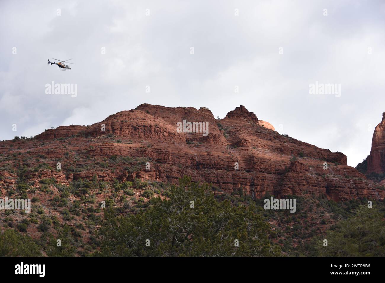 Sedona, AZ. USA 2/3/2024. Hubschrauber N56AZ des Arizona Department of Public Safety Air Rescue. Sedona Red Rock Wanderer braucht einen Nothubschrauber Stockfoto