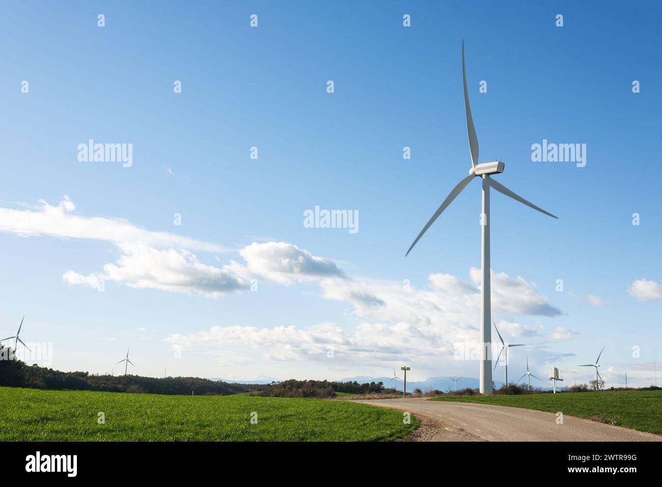 Windkraftanlage zur Erzeugung von grüner Windenergie. Kopierbereich. Erneuerbare Energien. Stockfoto