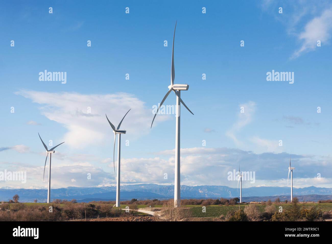 Blick mit Windpark mit den Pyrenäen im Hintergrund Stockfoto