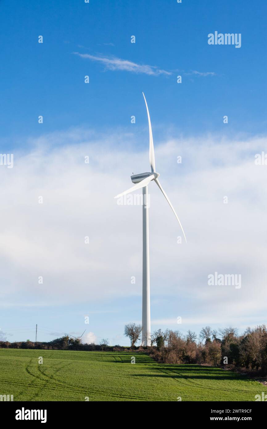 Die Unermesslichkeit einer Windenergieanlage, die Ökostrom erzeugt. Nachhaltige Energie, erneuerbare Energien. Stockfoto