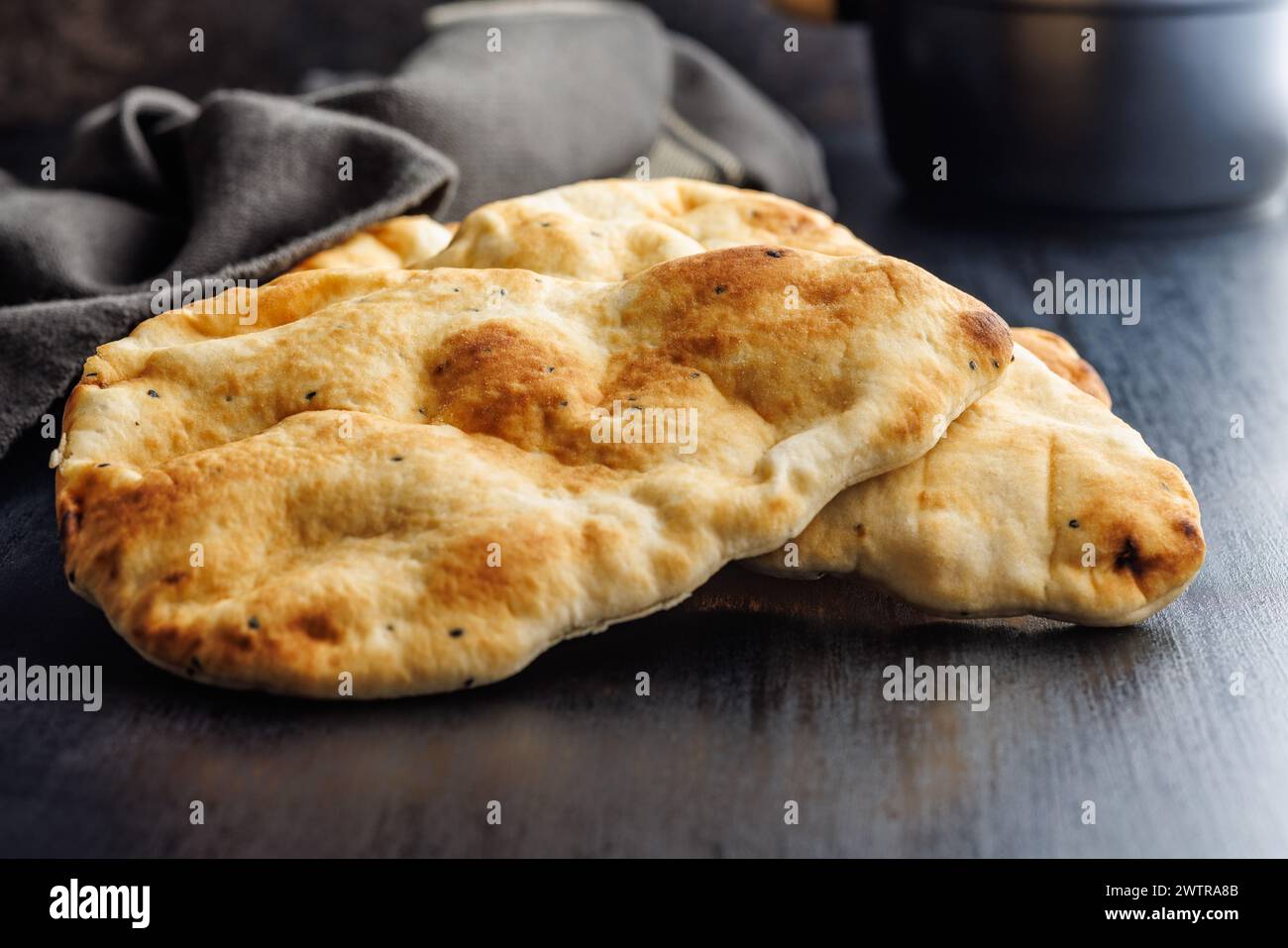 Zwei Stücke Naan mit goldbrauner Oberfläche, bereit zum Servieren. Stockfoto
