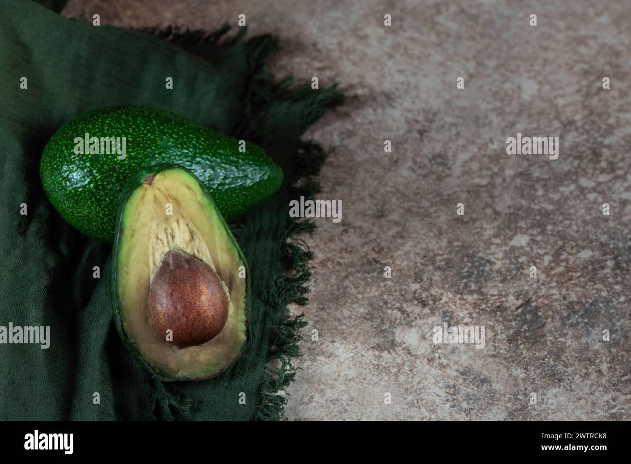 Organische grüne Avocados auf hölzernem Hintergrund, Nahaufnahme, Makrofotografie Stockfoto