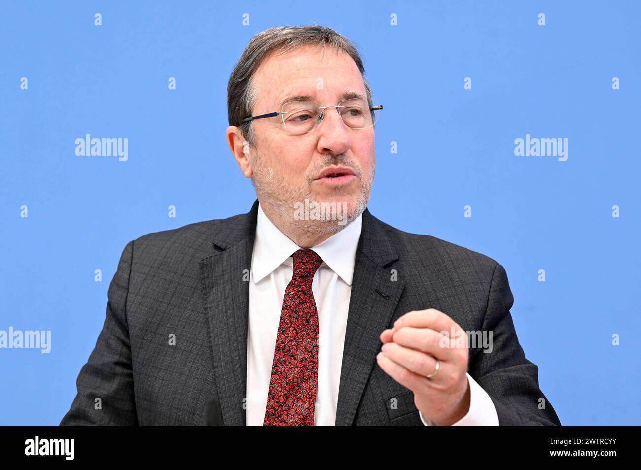 Achim Steiner bei der Bundespressekonferenz zur Vorstellung des UNDP-Berichts über die menschliche Entwicklung 2023/2024: Den Stillstand durchbrechen - Kooperation in einer polarisierten Welt neu denken im Haus der Bundespressekonferenz. Berlin, 19.03.2024 *** Achim Steiner auf der Bundespressekonferenz zur Präsentation des UNDP Human Development Report 2023 2024 Breaking the Sackgasse Rethinking Cooperation in a polarized World in the Federal Press Conference Building Berlin, 19 03 2024 Foto:XF.xKernx/xFuturexImagex undp 4310 Stockfoto