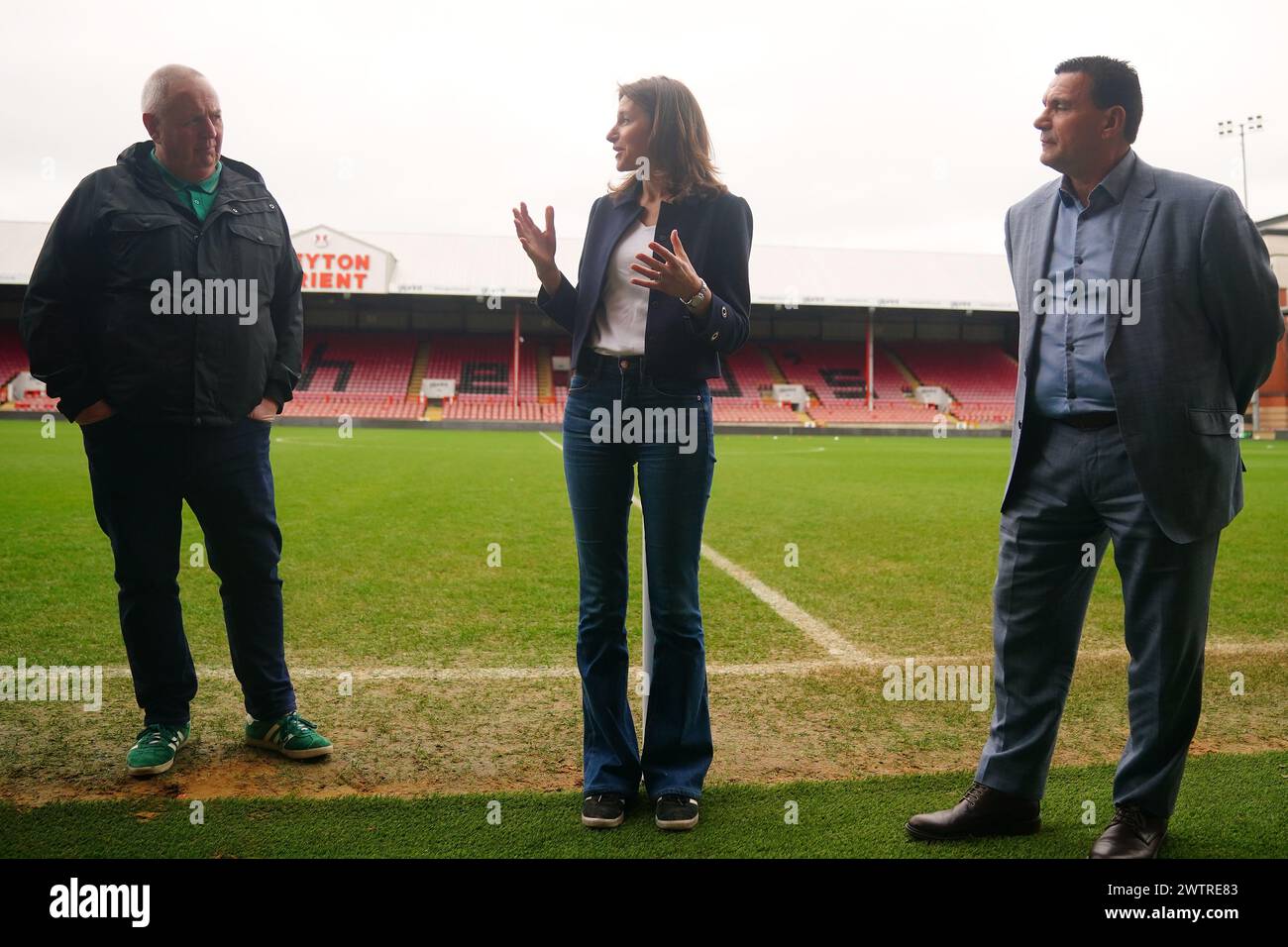 Lucy Frazer, Staatssekretärin für Kultur, Medien und Sport, zusammen mit Leyton Orient Chief Executive Mark Devlin (rechts) und Chief Executive der Football Supporters' Association Kevin Miles (links) an der Brisbane Road, Heimstadion des Leyton Orient Football Club, London. Bilddatum: Dienstag, 19. März 2024. Stockfoto