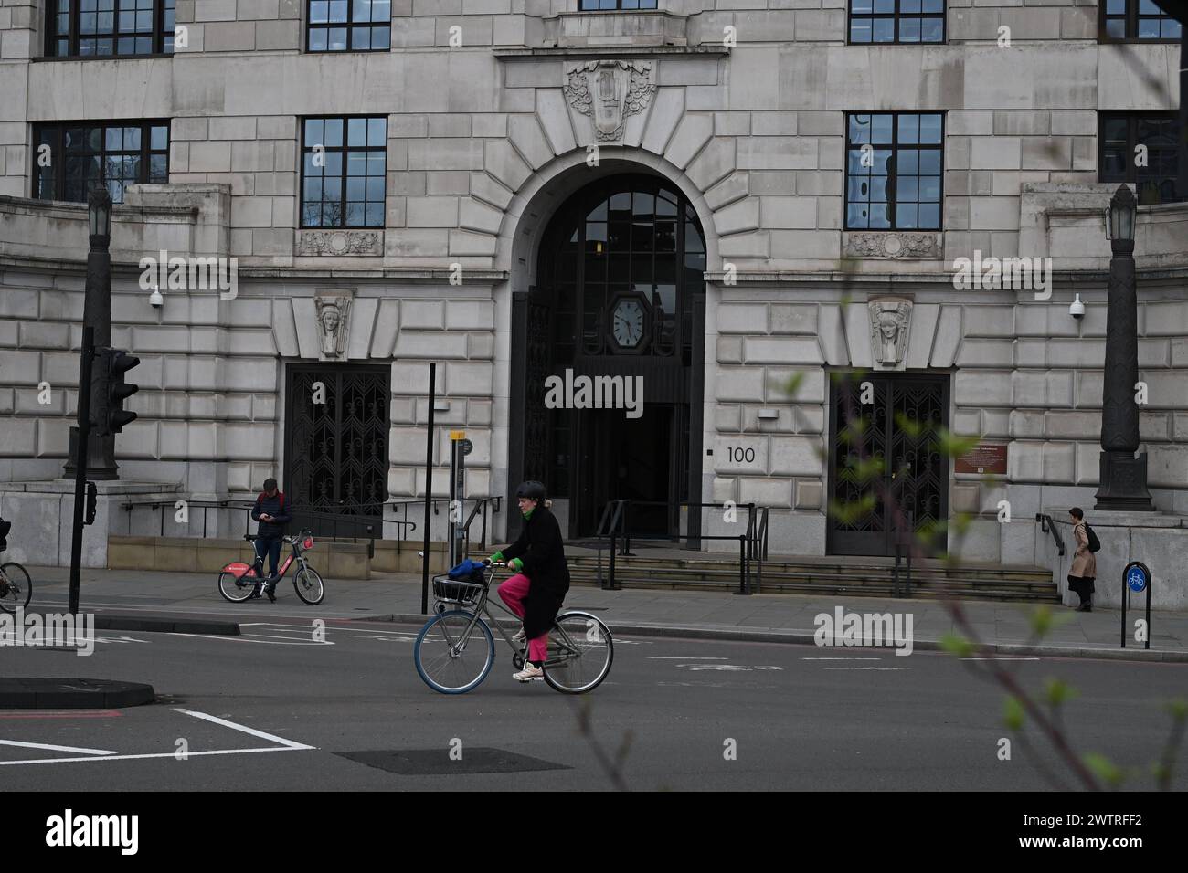 Unilever schneidet 7.500 Arbeitsplätze weltweit Radfahrer vorbei am Unilever Global Headquarters in London, Großbritannien, 19. März 2024. Unilever soll weltweit 7.500 Arbeitsplätze im Rahmen einer Überholung abbauen, mit der in den nächsten drei Jahren etwa Û800m 684 Mio. eingespart werden sollen. Das Konsumgüterunternehmen, dessen Marken von Marmite bis Dove Soap und Lynx Deodorant reichen, beschäftigt weltweit 128.000 Mitarbeiter, davon 6.000 in Großbritannien. London Vereinigtes Königreich Copyright: XMaciekxMusialekx MMK Unilever London HQ 005 Stockfoto