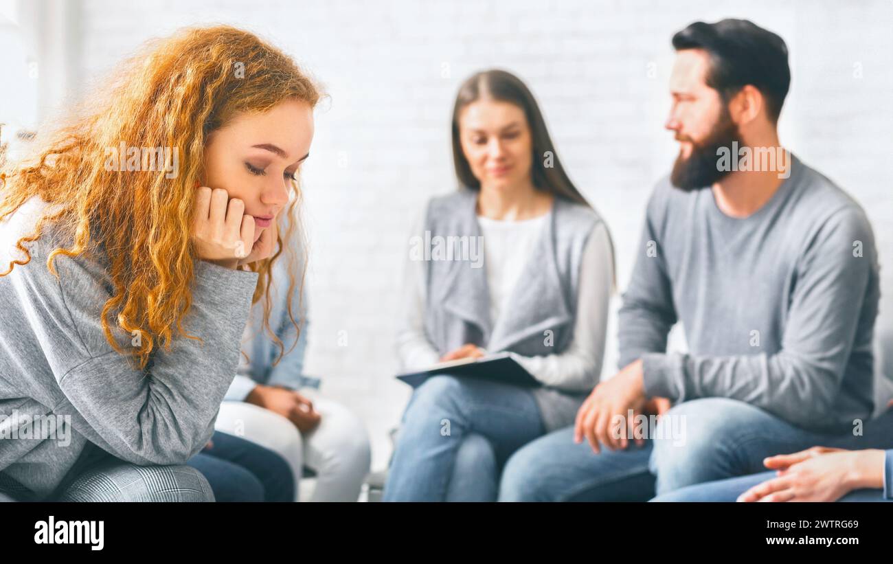 Rothaarige Frau an der Gruppe Therapie Sitzung Sitzung Verärgert Stockfoto