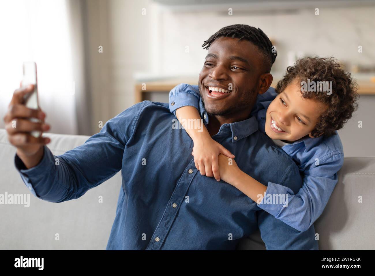 Vater und Sohn machen zusammen ein Selfie Stockfoto