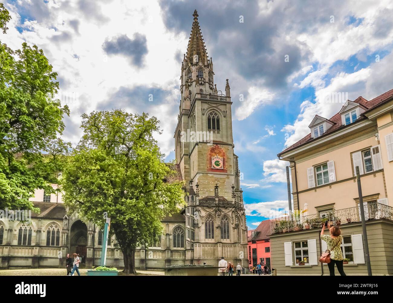 Schöne Seitenansicht des berühmten Konstanzer Doms mit dem Südflügel in der Altstadt von Konstanz am Bodensee in Deutschland. Stockfoto